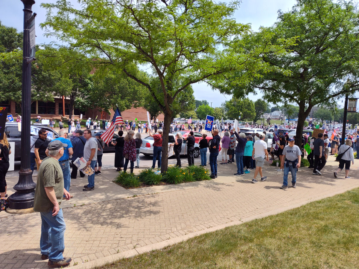 no kings rally in elgin 06